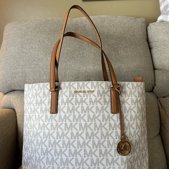 Michael Kors. Brand new. Never used - Picture 3 of 4
